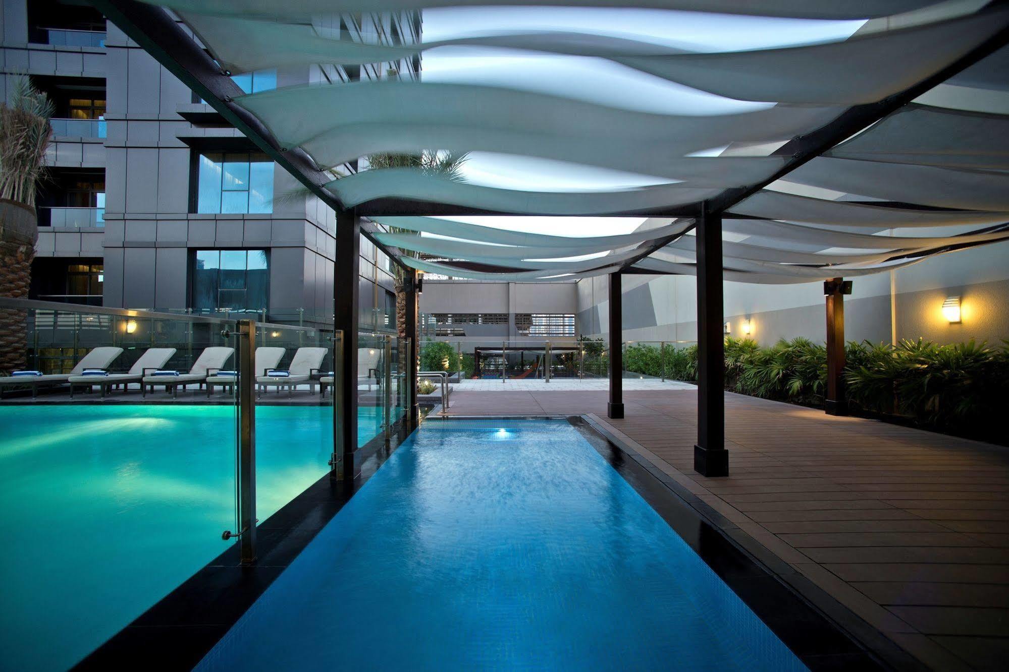 Damac Maison The Vogue Dubai Ngoại thất bức ảnh The swimming pool at the hotel